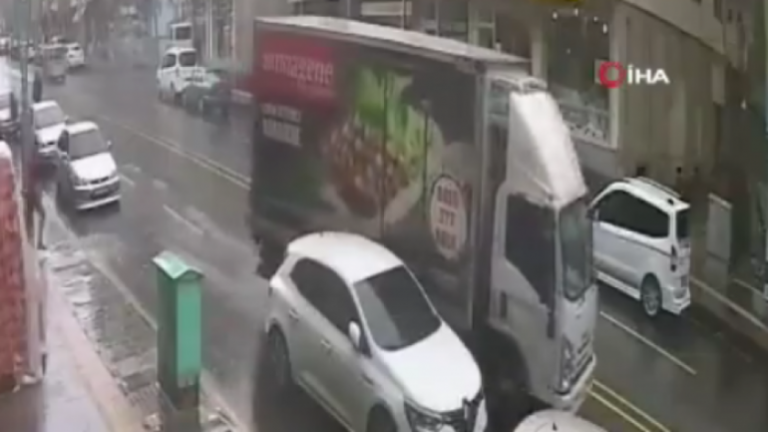 VIDEO/ Shoferi harron pa ngritur frenat e dorës, kamionçina përplas 15 makina