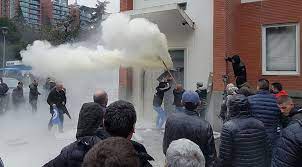 Momente tmerri brenda selisë së PD-së/ Si e përjetuan njerëzit e Bashës sulmin e dhunshëm të protestuesve të Berishës (VIDEO)