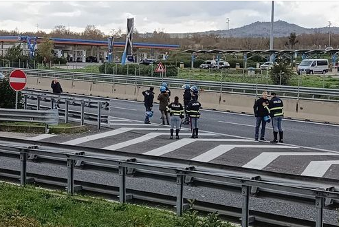 Përplasje të dhunshme mes ultrasve të Napolit e Romës: 13 km radhë makinash në autostradë e një i plagosur
