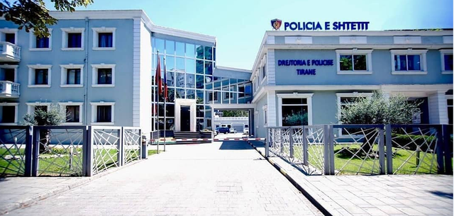 Shiste drogë pranë një fushe sporti ku luanin nxënës shkolle, arrestohet i riu në Tiranë