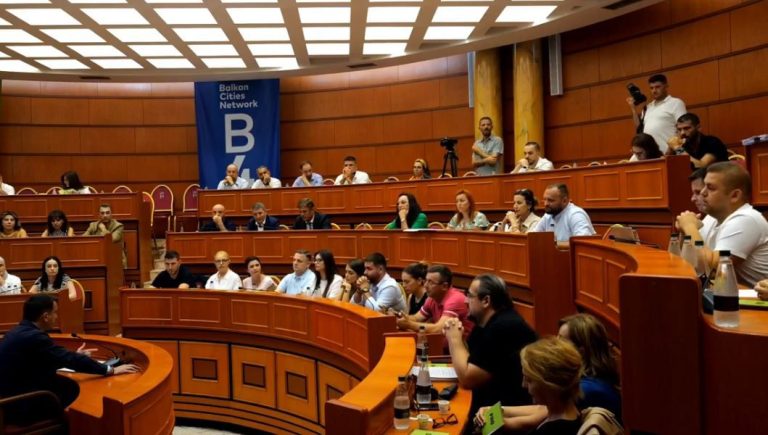Përplasje fizike në Këshillin Bashkiak të Tiranës: Halit Valteri dhe Tedi Blushi përfshihen në sherr