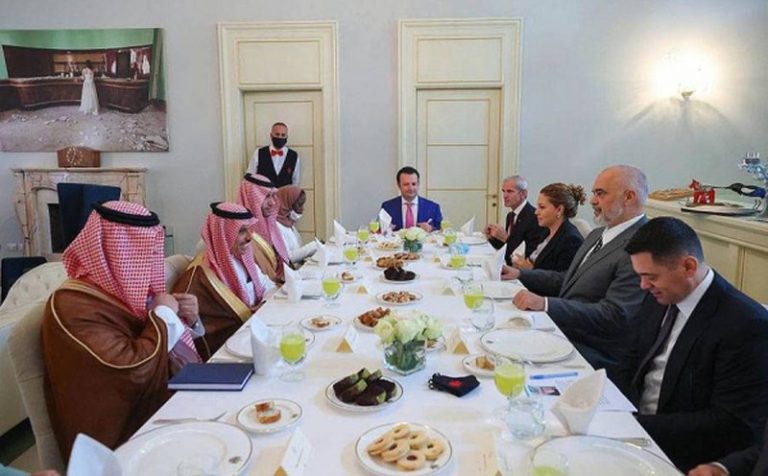Mediat arabe i kushtojnë një artikull takimit të Ramës me princ Faisal Bin Farhan në Shqipëri, çfarë u diskutua në tryezën e kryeministrisë