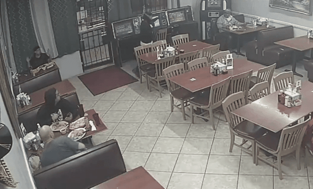 VIDEO: I riu futet të grabis në restorant, vritet nga klienti