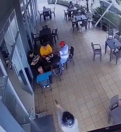 Pamje të rënda/ Ekzekutohen tre persona që po drekonin në restorant (VIDEO)