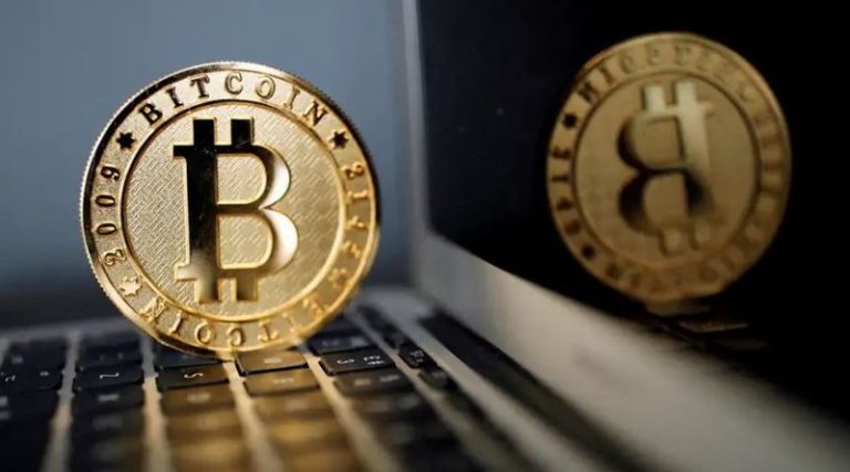 Mbikqyrja e bursës i jep dritën e gjelbër ETF-Bitcoins/ Analiza e DW: Lehtësohet tregtimi i monedhës digjitale, por a do të rritet çmimi?