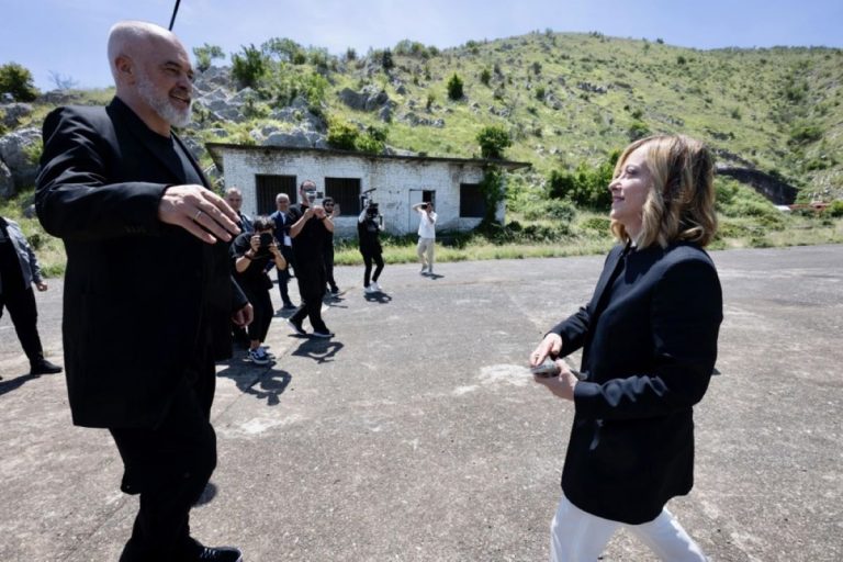 “Migrant camps in Albania spark uproar: Giorgia Meloni faces fierce opposition – What comes next?”