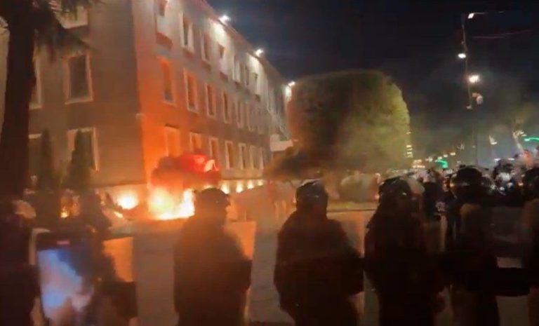 Përleshje të vogla në protestë: Protestuesit hedhin molotovë dhe përplasen me policinë pranë Kryeministrisë