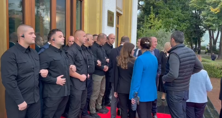 “Mbytja e fjalës së lirë”: Spiropali “dhunon” opozitën dhe gazetarët, Garda e Republikës ndalon hyrjet në Kuvend