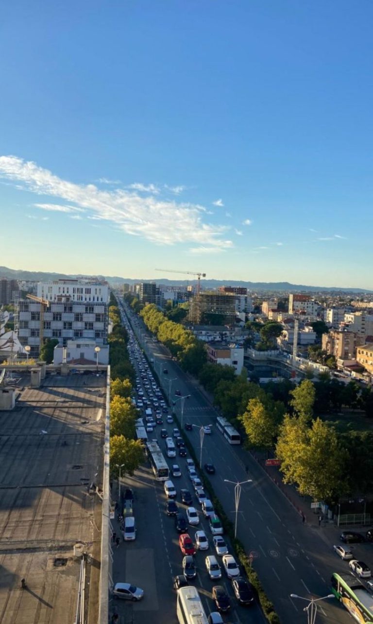 Protestuesit bllokojnë hyrjet kryesore të Tiranës, makinat fikur për disa minuta gjatë manifestimit të opozitës
