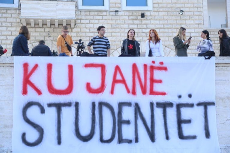 Studentët mbërrijnë të parët në protestë: “Pakti për vdekjen e universitetit” rikthen zemërimin ndaj qeverisë