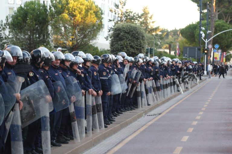 Protesta e opozitës: Kryeministria nën bllokim, thirrje për sulm kundër pushtetit dhe qeveri teknike