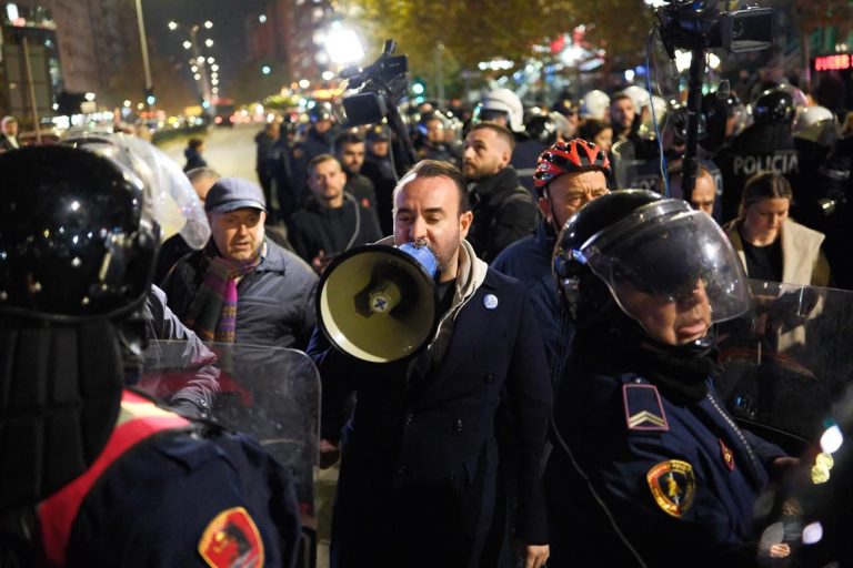 Protesta e opozitës/ Qytetarët të irrituar, Rama represiv dhe Berisha pa busull