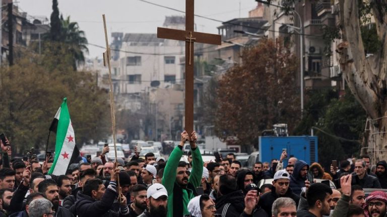 Protestat në Damask: Djegia e pemës së Krishtlindjeve ndez tensione në Siri