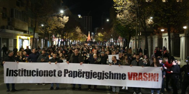 Manastirliu, shporru! Protesta e radhës për vrasjen e Martinit, kërkohet dorëheqja e ministres më jetëgjatë të Ramës