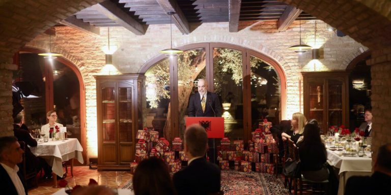 Ambasadori rus bojkoton darkën diplomatike të Ramës, mesazhe të forta për paqen në Ukrainë