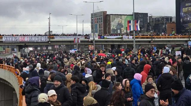 Studentët “paralizojnë” Beogradin, protestuesit bllokojnë qarkullimin në kryeqytet