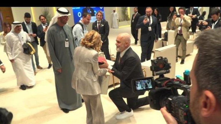 Rama i ulet sërrish në gjunjë Melonit/ I jep dhuratë për ditëlindje në Abu Dhabi (VIDEO)