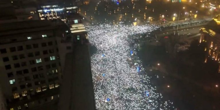 Protestë masive në Beograd: Qindra mijëra kundër Vuçiç dhe qeverisë së tij