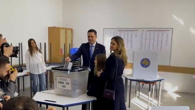 Lumir Abdixhiku voton: “Angazhohuni për një ditë demokratike”