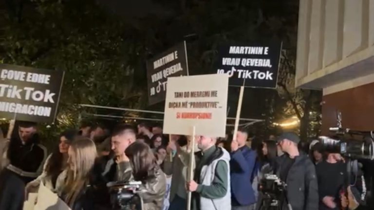 Mijëra të rinj në protestë kundër mbylljes së TikTok: Akuza të forta ndaj qeverisë