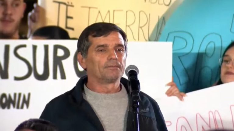 Incident gjatë protestës kundër mbylljes së TikTok – Protestuesi flet për fenë, i hiqet mikrofoni