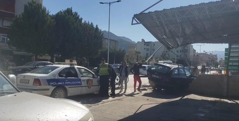 Aksident i rëndë në hyrje të Beratit, fuoristrada del nga rruga dhe shkatërron tabela e pemë