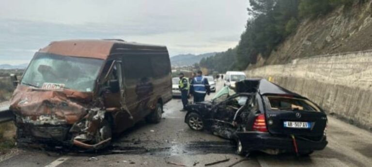 Aksidenti tragjik në aksin Elbasan-Peqin, humbin jetën nënë e bir, pesë të plagosur