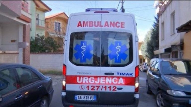 Tragjedi në Përmet: 30-vjeçarja humb jetën gjatë transportit me autoambulancë drejt Gjirokastrës