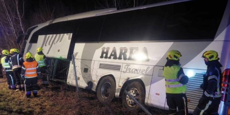 Aksident Tragjik në Kosovë: Shoferi i Autobusit Humb Jetën, Plagosen 7 Nxënës