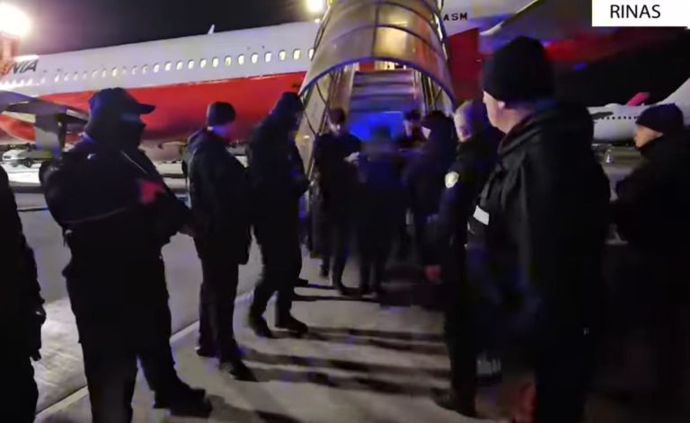 (VIDEO) Pamjet e Ekstradimit: Lulzim Berisha Mbërrin në Rinas me Pranga, Policia Blindon Aeroportin