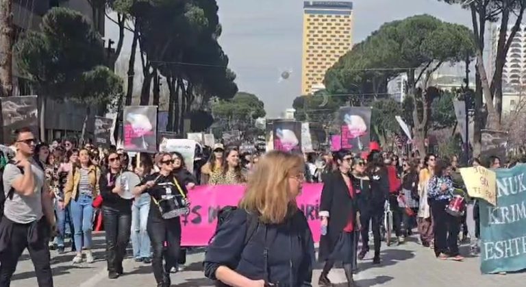 Marshimi i 8 marsit në Tiranë: qytetarët kërkojnë të drejtat e grave