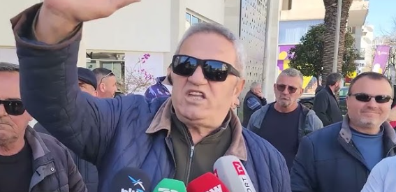 Taksistët e Sarandës protestojnë kundër licencave për taksi elektrike