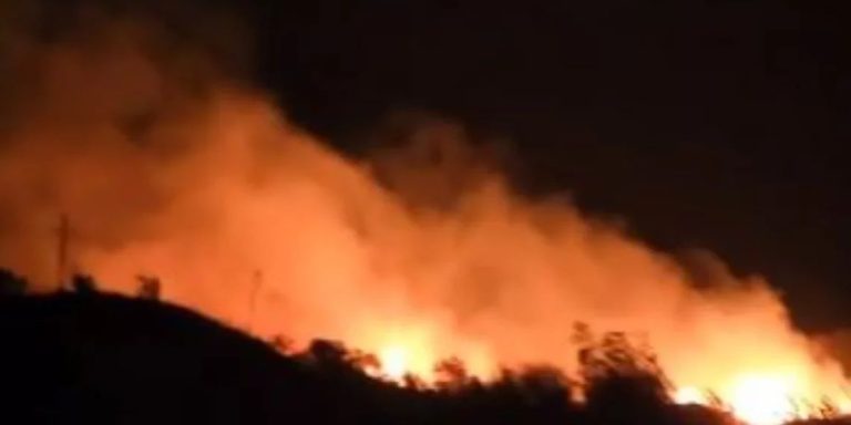 Zjarr masiv në Tragjas të Vlorës, era e fortë përkeqëson situatën