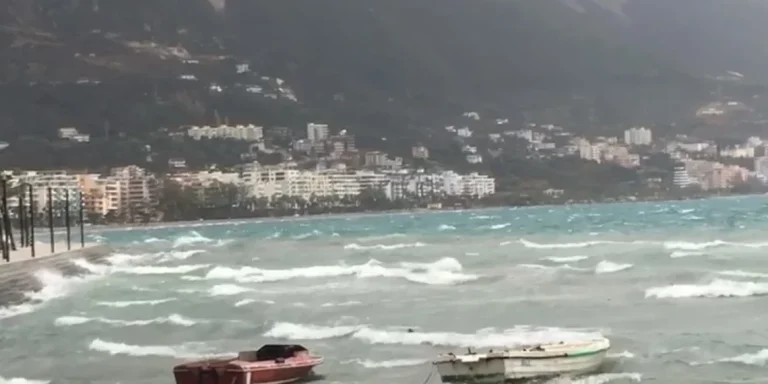 Pezullohen Lundrimet Në Vlorë Për Shkak Të Motit Të Keq – Tragetet Vijojnë Normalisht