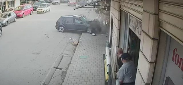 (VIDEO) Pamje Tronditëse Në Peshkopi – I Riu Me Shpejtësi Marramendëse Përplas Policin