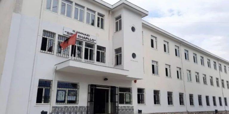 Tronditje Në Shkollën “Siri Shapllo”: Nxënësi Hidhet Nga Dritarja Për Një Bast – Çfarë Po Ndodh Në Gjirokastër?