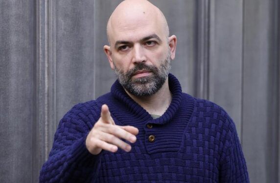 “Unë Nuk Jetoj, Thjesht Mbijetoj”: Rrëfimi Tronditës i Roberto Savianos