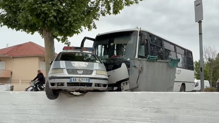 Aksident I Rëndë Në Fier – Autobusi Përplaset Me Makinën E Policisë Bashkiake, Disa Të Lënduar
