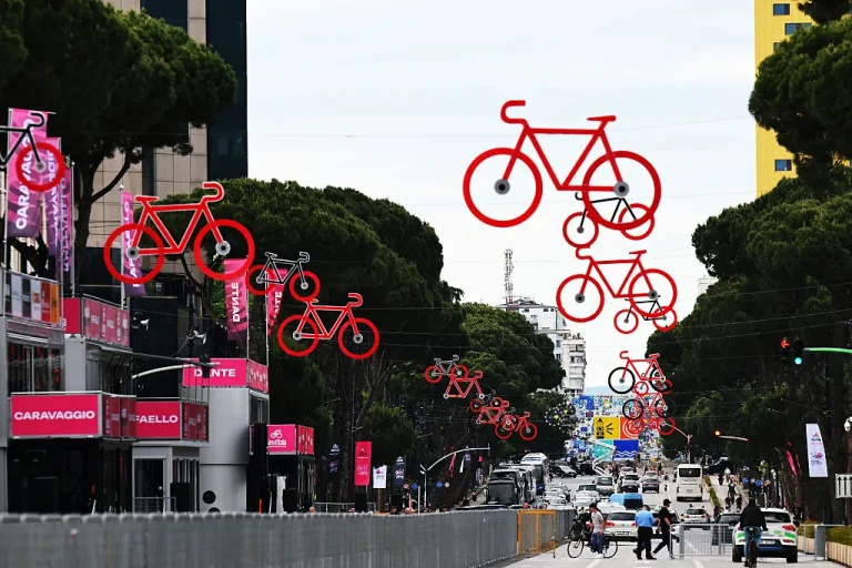 “Giro d’Italia” Në Shqipëri: Mediat Ndërkombëtare Rrëzojnë Propagandën e Ramës – Kaos, Trafik dhe Asfalt në Minutën e Fundit