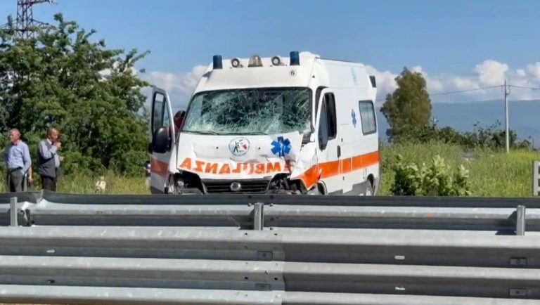 Kamioni Përplas Ambulancën në Fier, Katër të Plagosur Mes Tyre Një Polici