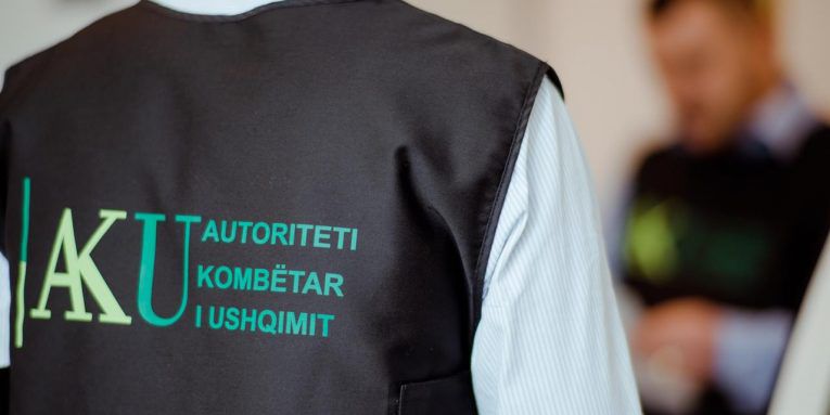 AKU për helmimin e fëmijëve në Gramsh: Në produktet e kontrolluara nuk ka salmonelë, analizat për disa mostra ende në proces