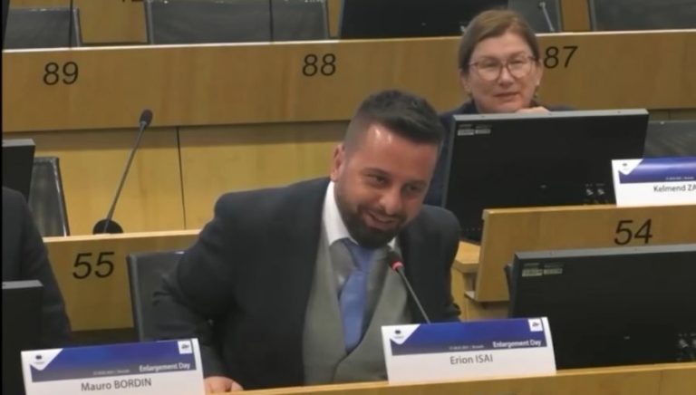 Erion Isai “Mahnit” Europën Me Theksin Ersekar: Fjalimi Në Anglisht Kthehet Në Meme Në TikTok