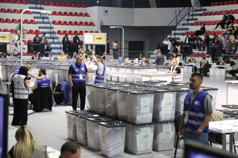 Votat E Emigrantëve Të Greqisë Rihapin Garën Në Tiranë Dhe Fier: 50 Mijë Zarfe Vendimtare Për Mandatet