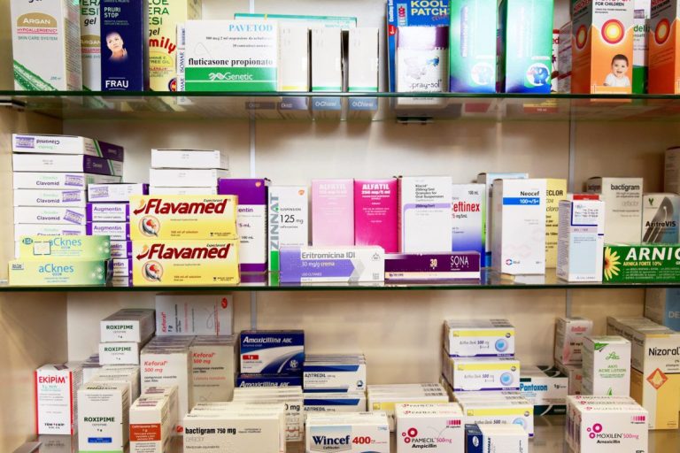 Skandali Farmaceutik Në Shqipëri: Barnat Pa Kontroll Rrezikojnë Jetën E Pacientëve