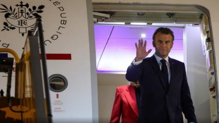 (VIDEO) Presidenti Macron Goditet Me Shuplakë Nga Gruaja Në Vietnam – Videoja Bëhet Virale
