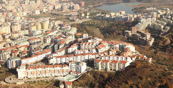 SPAK Sekuestron Një Hyrje Të Fshehur Pranë Banesës Së Veliajt: Dyshime Për Fshehje Pasurie Dhe Pastrim Parash