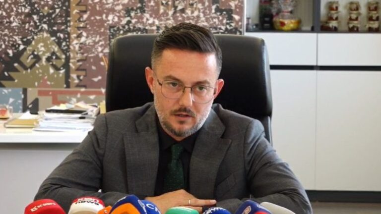 Kryebashkiaku I Gramshit Justifikon Tenderin, Mohon Helmimin Ushqimor: Fëmijët Në Plan Të Fundit
