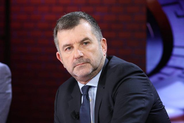 “Opozita Gënjen Njerëzit” – Andi Bushati Shpërthen: Regjimet Nuk Rrëzohen Me Raporte!