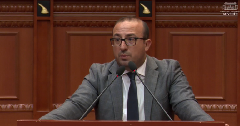 Korreshi Tallet Me PS Në Kuvend: “Na E Lëruan Nënën Tre Mandate, Tani Po Vijnë Nga Baba”