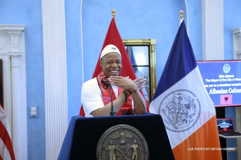 (VIDEO) Kryebashkiaku I New York Me Plis Në Kokë Në Paraden Shqiptare Në New York: “Mezi Pres Të Vij Në Shqipëri”